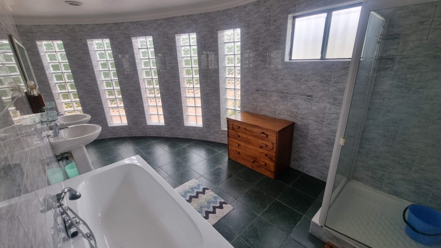 5 Bedroom Property for Sale in Yzerfontein Western Cape